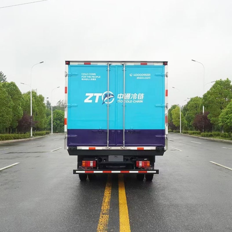 SINOTRUK HOWO 130hp 4*2 frozen meat refrigerated van
