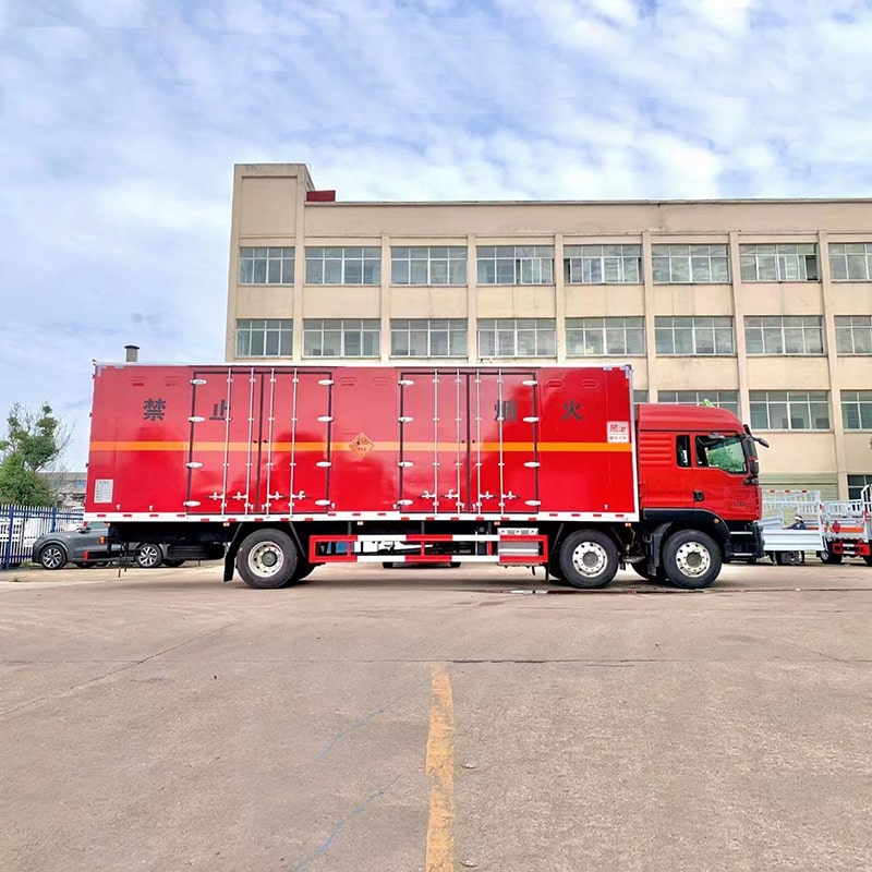 Camion fourgon pour produits chimiques dangereux SINOTRUK 6*2 à vendre
