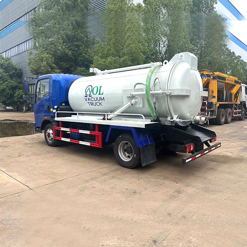 شاحنة شفط مياه الصرف الصحي SINOTRUK 4*2 5 مكعب