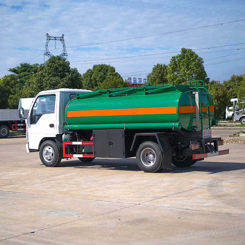 ISUZU 5000 литров дизельный топливозаправщик