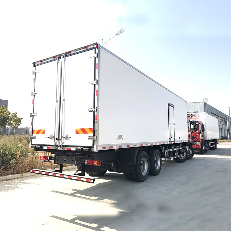 شاحنات التبريد SINOTRUK HOWO 8*4 ذات سعة كبيرة 56 متر مكعب