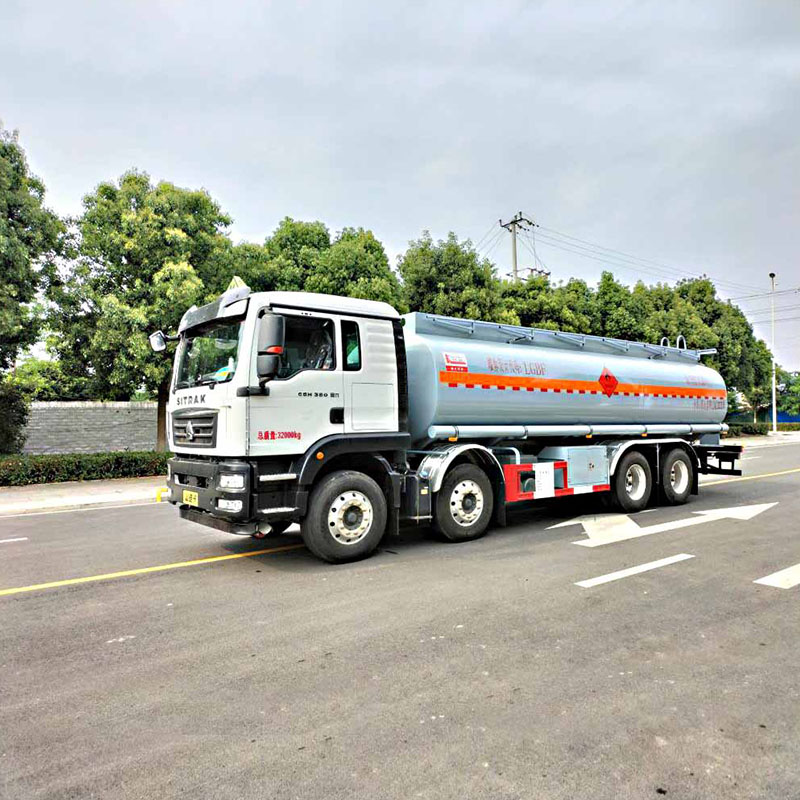 Camion de transport de liquide inflammable au kérosène SINOTRUK 8*4 24m3