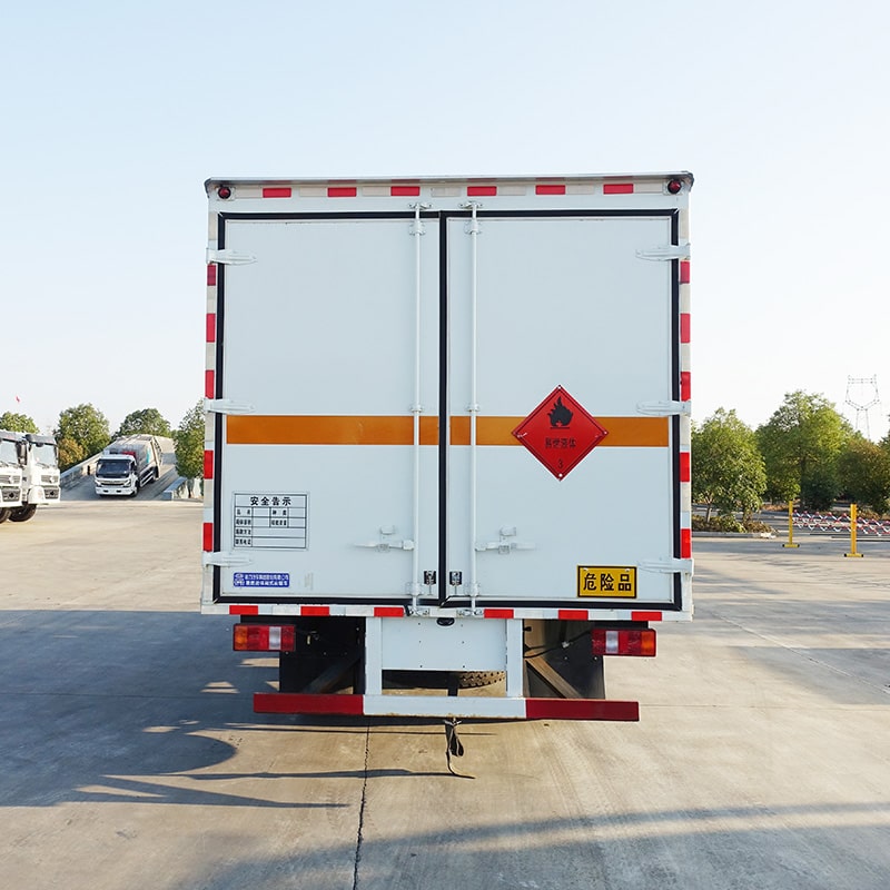 SINOTRUK 4*2 flammable liquid explosion-proof truck
