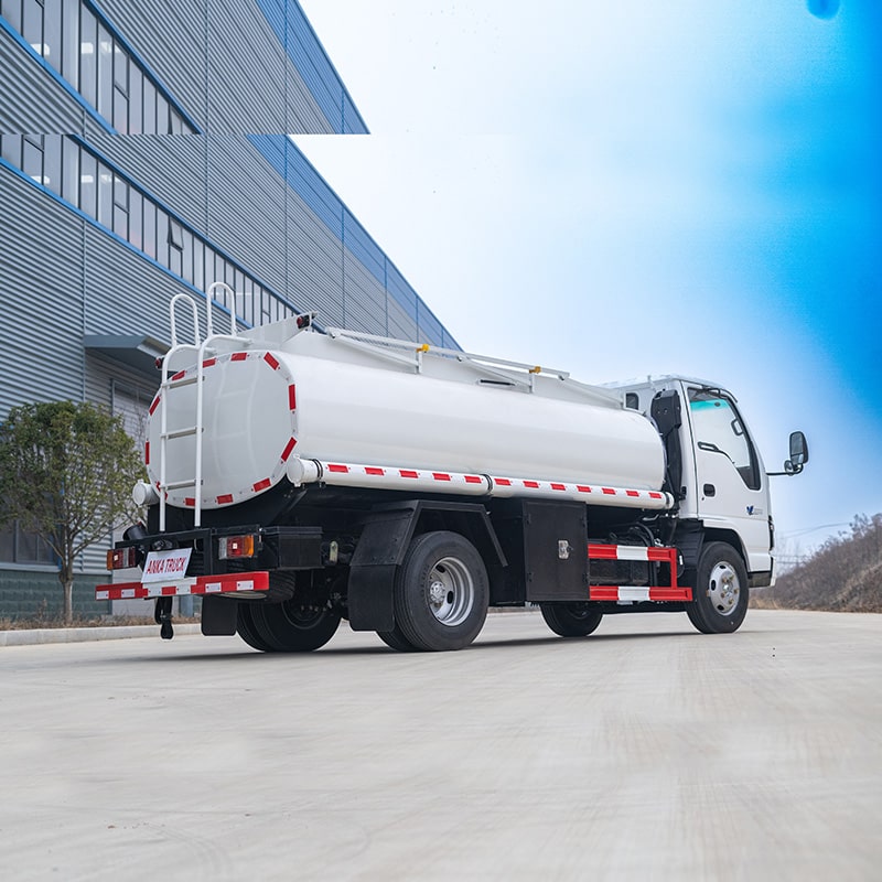 Japan isuzu 4*2 8000 liters refuelling oil fuel diesel truck