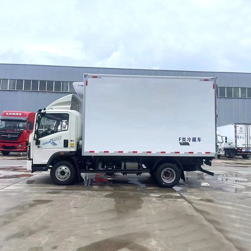 شاحنة تبريد SINOTRUK HOWO 4*2 سعة 23 مترًا مكعبًا مع قيادة من جهة اليمين