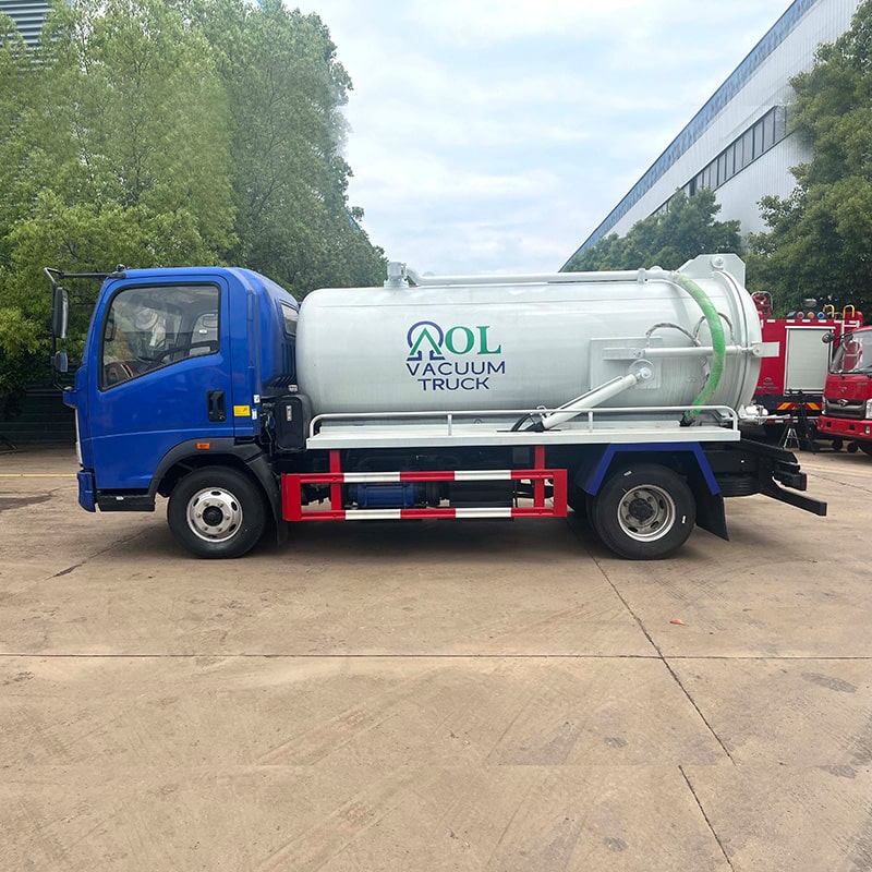 شاحنة شفط مياه الصرف الصحي SINOTRUK 4*2 5 مكعب