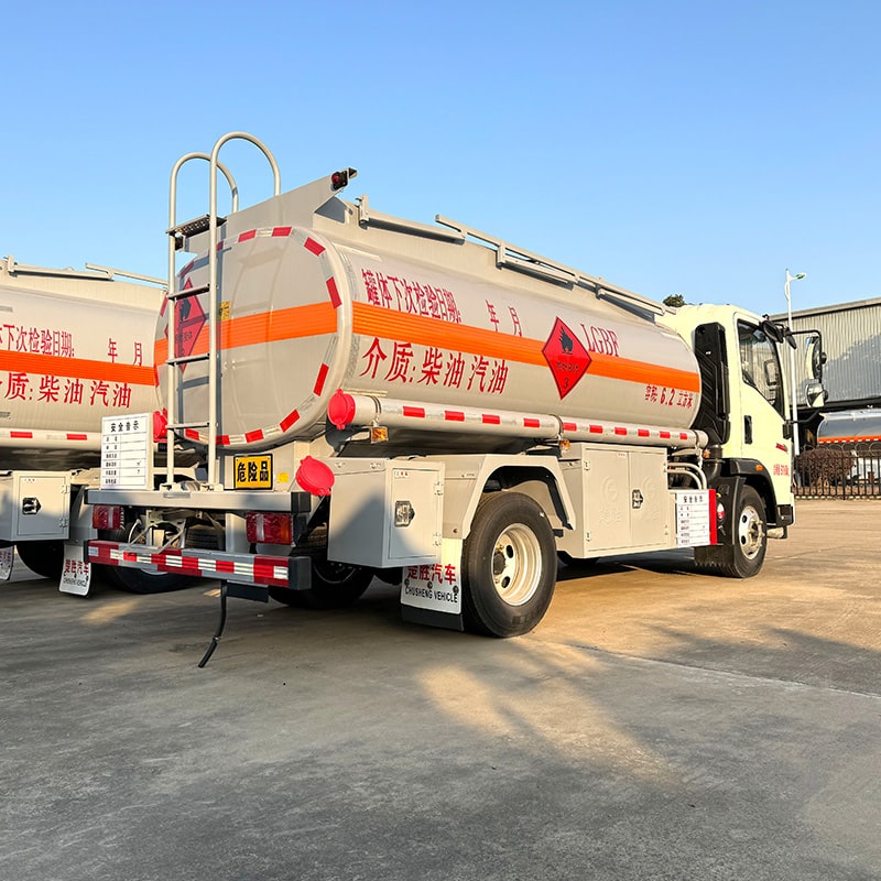 Camion-citerne à carburant diesel HOWO 4*2 de 5 tonnes