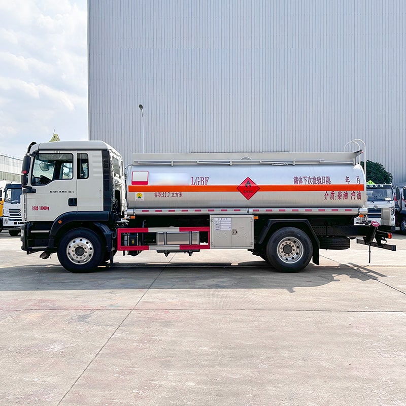 SINOTRUK 4*2 11-тонный топливозаправщик, автоцистерна для перевозки нефтепродуктов