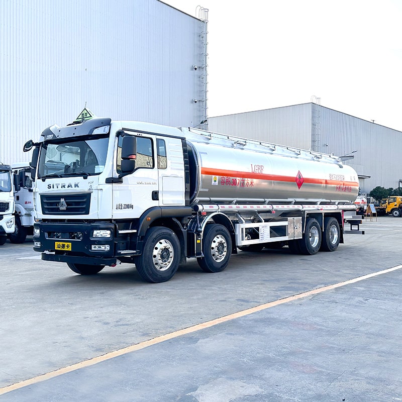 Camion de livraison de transport de carburant diesel HOWO 8*4 20cbm