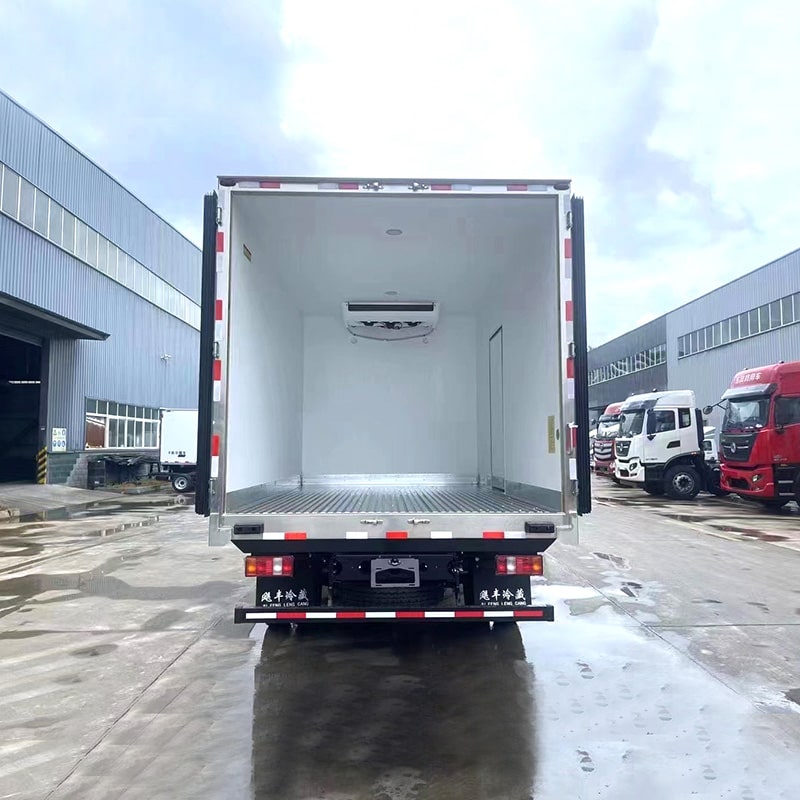 شاحنة تبريد SINOTRUK HOWO 4*2 سعة 23 مترًا مكعبًا مع قيادة من جهة اليمين