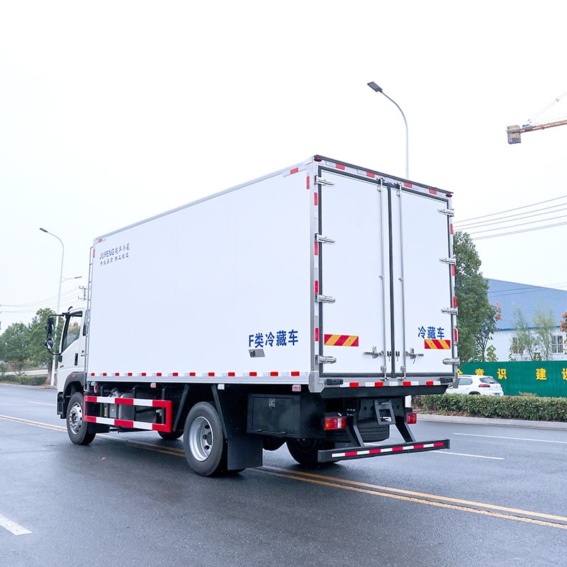 HOWO 4*2 35 cubic meter frozen meat refrigerated truck