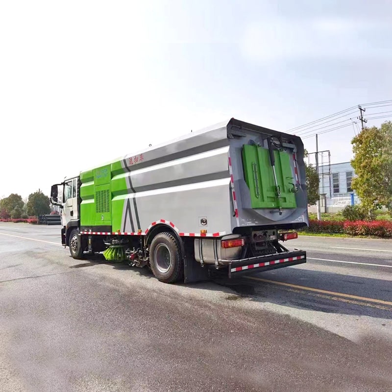 SINOTRUK 4*2 road sweeper truck vacuum suction function