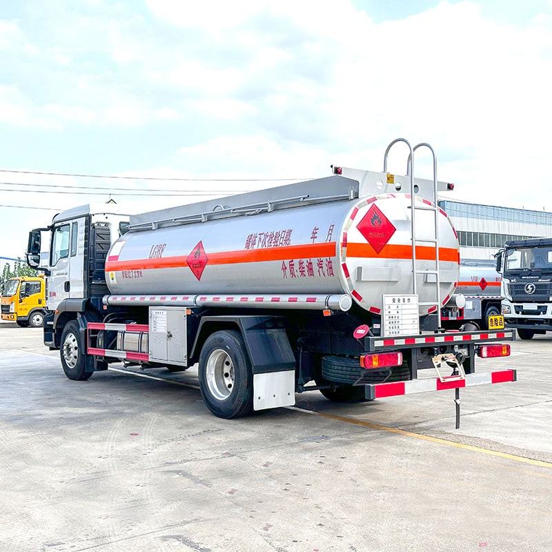 SINOTRUK 4*2 11-тонный топливозаправщик, автоцистерна для перевозки нефтепродуктов