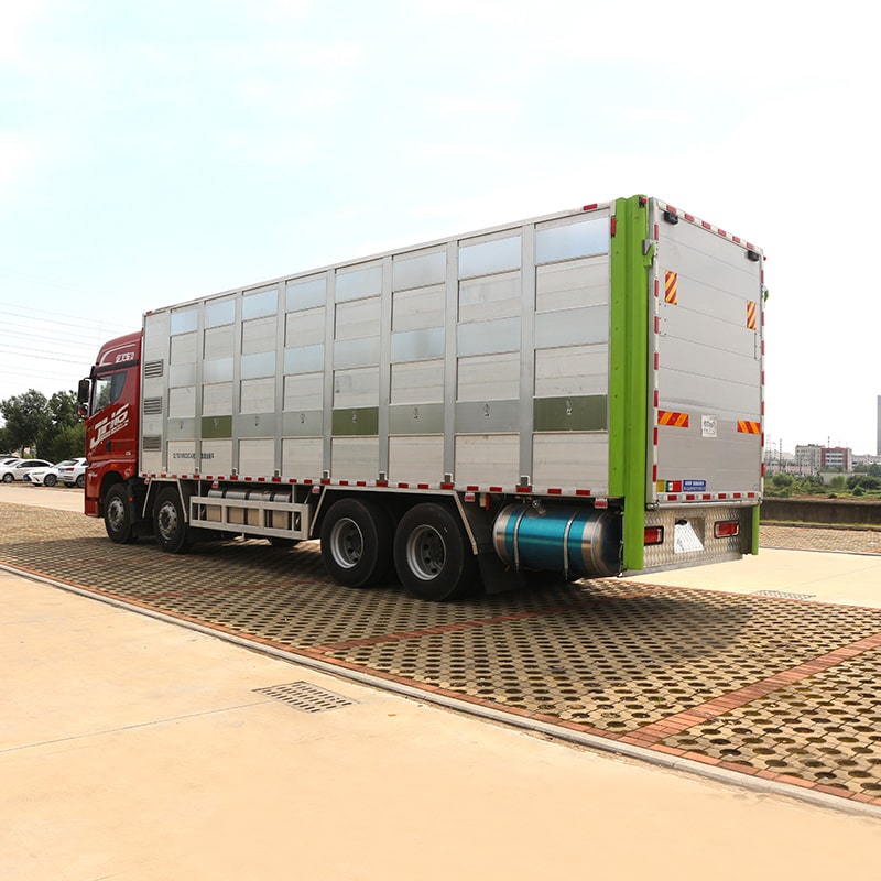 FAW 8*4 animal poultry chicken pig transport truck