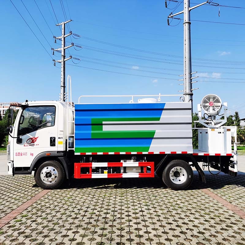Howo Light Duty 4X2 5cbm Water Spray Tank Truck