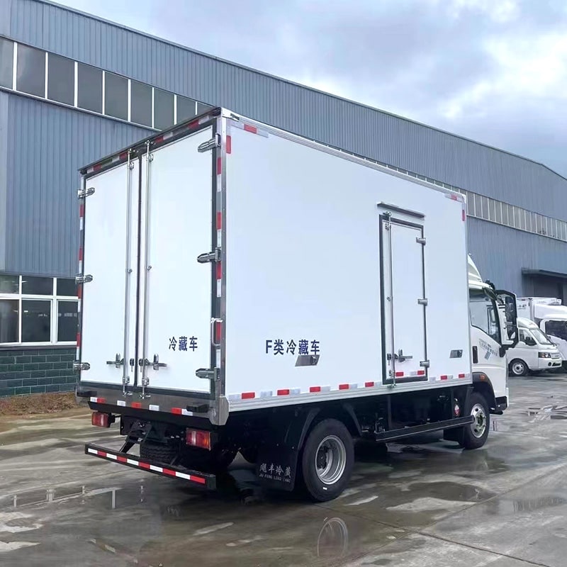 شاحنة تبريد SINOTRUK HOWO 4*2 سعة 23 مترًا مكعبًا مع قيادة من جهة اليمين