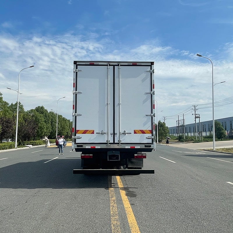 شاحنة JAC مبردة بطول 6.8 متر معزولة بسلسلة التبريد