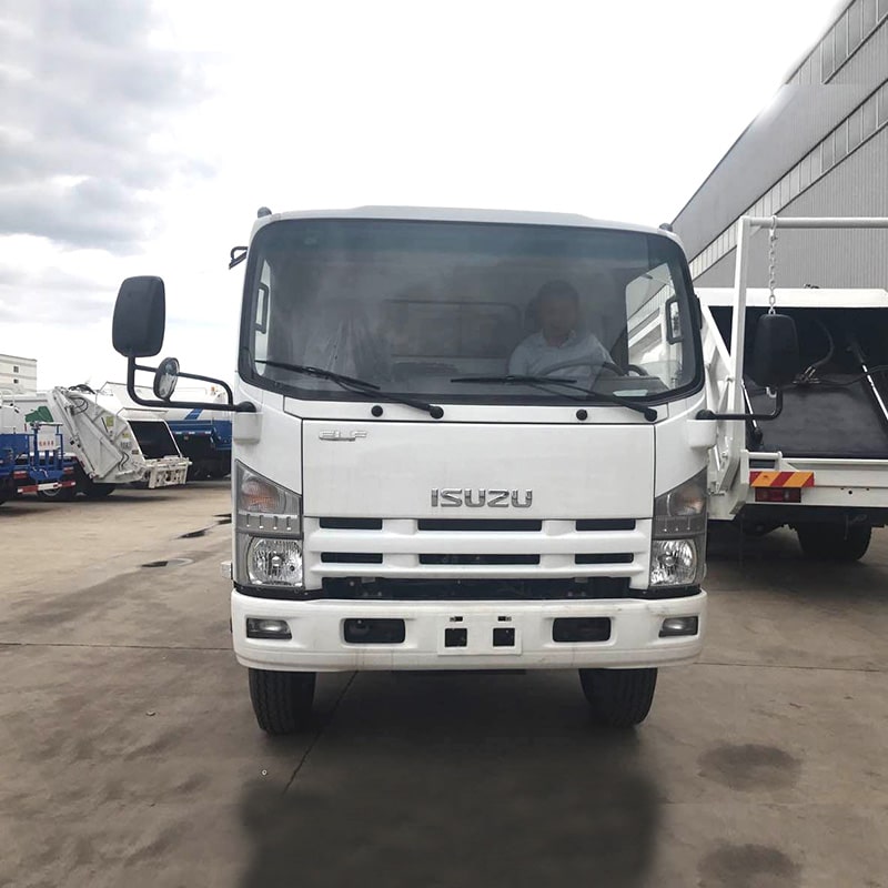 شاحنة التخلص من النفايات ذات التحميل الخلفي من طراز ISUZU ELF 8CBM 4x2