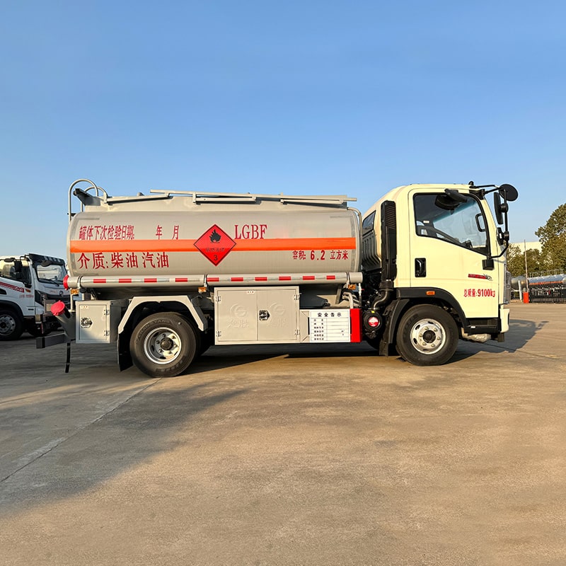 Camion-citerne à carburant diesel HOWO 4*2 de 5 tonnes