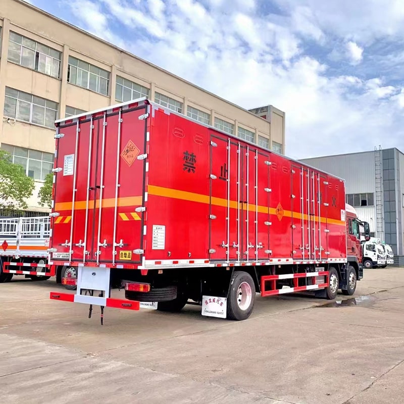 Camion fourgon pour produits chimiques dangereux SINOTRUK 6*2 à vendre