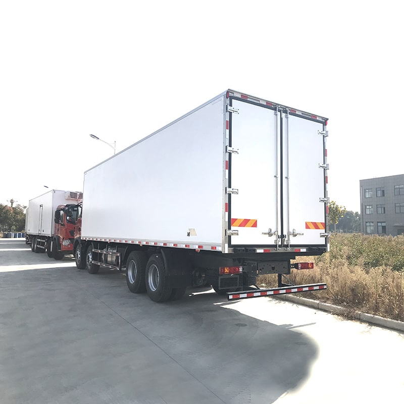 شاحنات التبريد SINOTRUK HOWO 8*4 ذات سعة كبيرة 56 متر مكعب