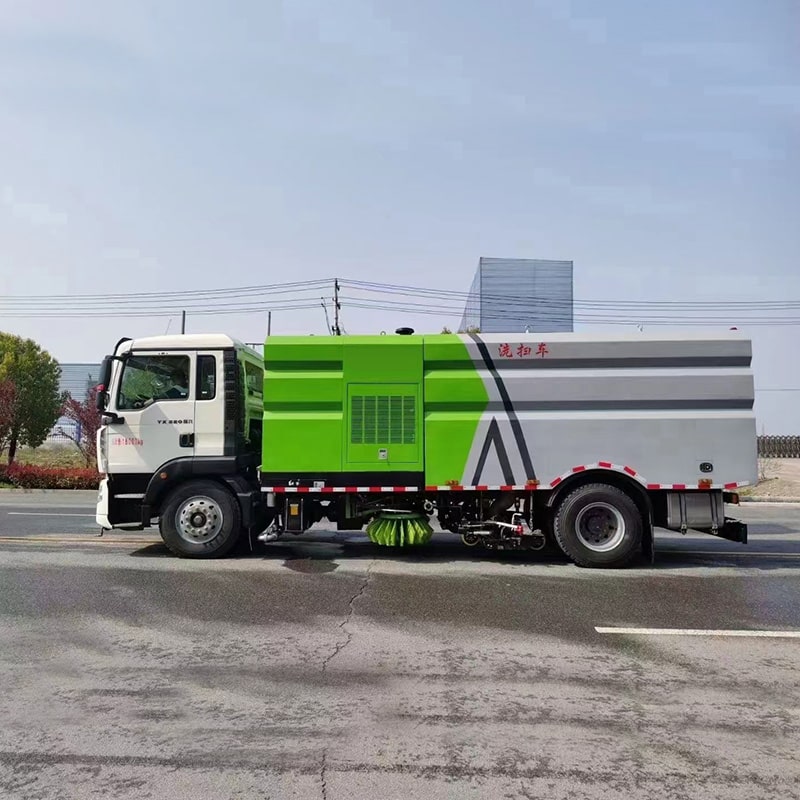 SINOTRUK 4*2 road sweeper truck vacuum suction function