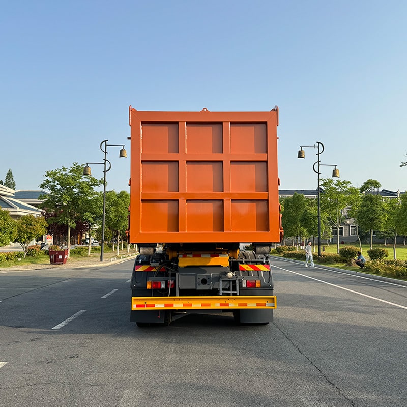 Janpan Brand Heavy Duty 30 Ton Hook Lift Garbage Truck