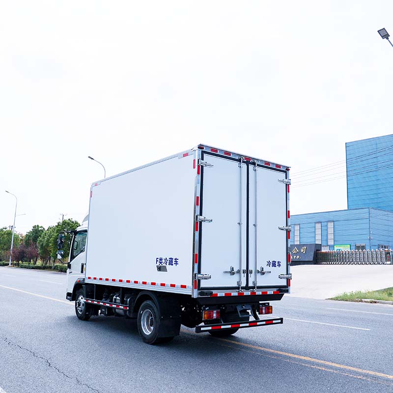 Howo 4X2 Refrigerated Van Truck for Fruits Vegetables