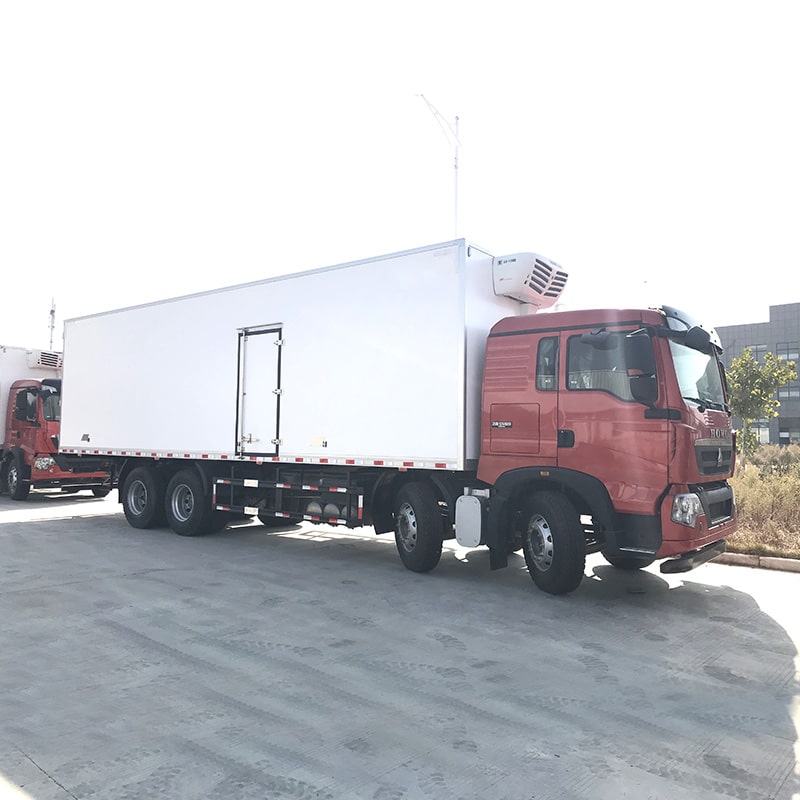 شاحنات التبريد SINOTRUK HOWO 8*4 ذات سعة كبيرة 56 متر مكعب