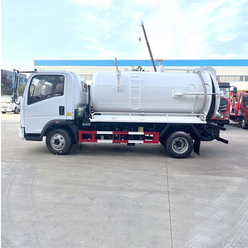 Camion d'aspiration des eaux usées à aspiration par aspiration de drainage cubique SINOTRUK HOWO 6