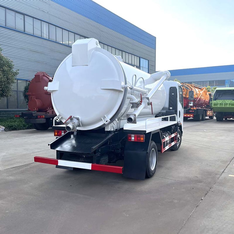 Camion d'aspiration des eaux usées à aspiration par aspiration de drainage cubique SINOTRUK HOWO 6