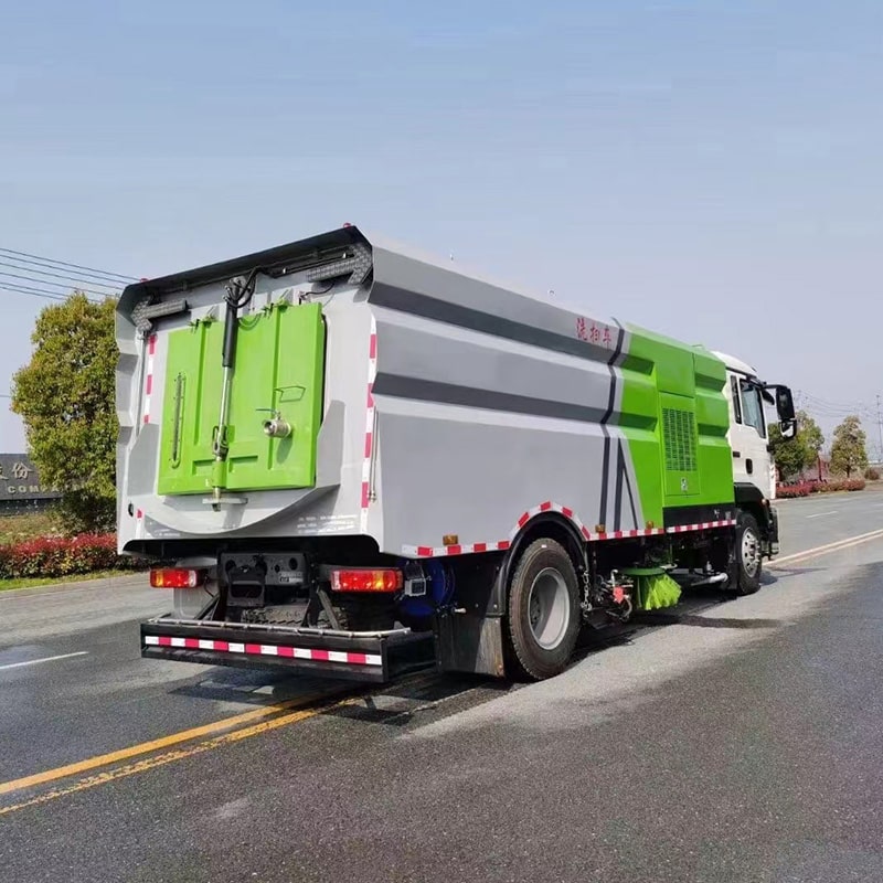 SINOTRUK 4*2 road sweeper truck vacuum suction function