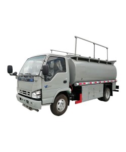 شاحنة تزويد وقود صغيرة من ماركة ISUZU 4x2 سعة 5000 لتر من اليابان