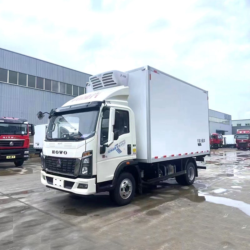 شاحنة تبريد SINOTRUK HOWO 4*2 سعة 23 مترًا مكعبًا مع قيادة من جهة اليمين