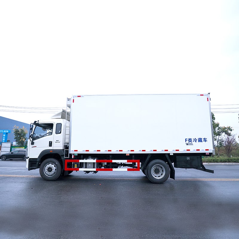 HOWO 4*2 35 cubic meter frozen meat refrigerated truck