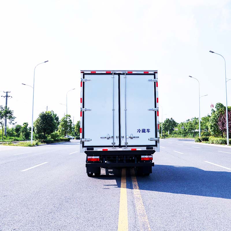 DongFeng small 5ton refrigerated truck