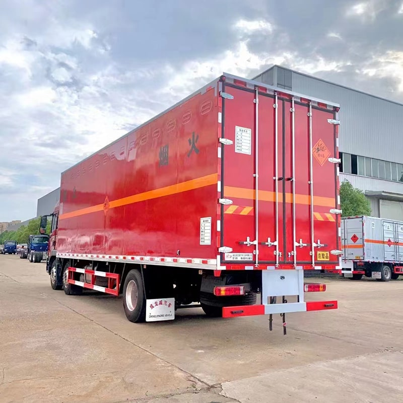 Camion fourgon pour produits chimiques dangereux SINOTRUK 6*2 à vendre