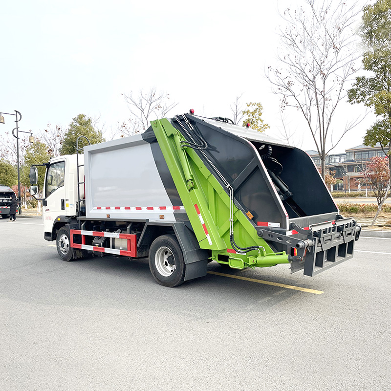 Camion à ordures compressé pour assainissement SINOTRUK HOWO 4*2