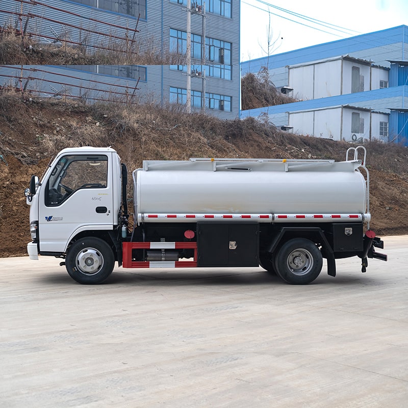 Japan isuzu 4*2 8000 liters refuelling oil fuel diesel truck