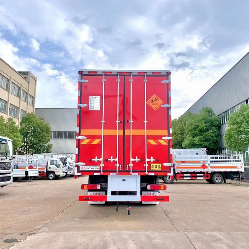 Camion fourgon pour produits chimiques dangereux SINOTRUK 6*2 à vendre