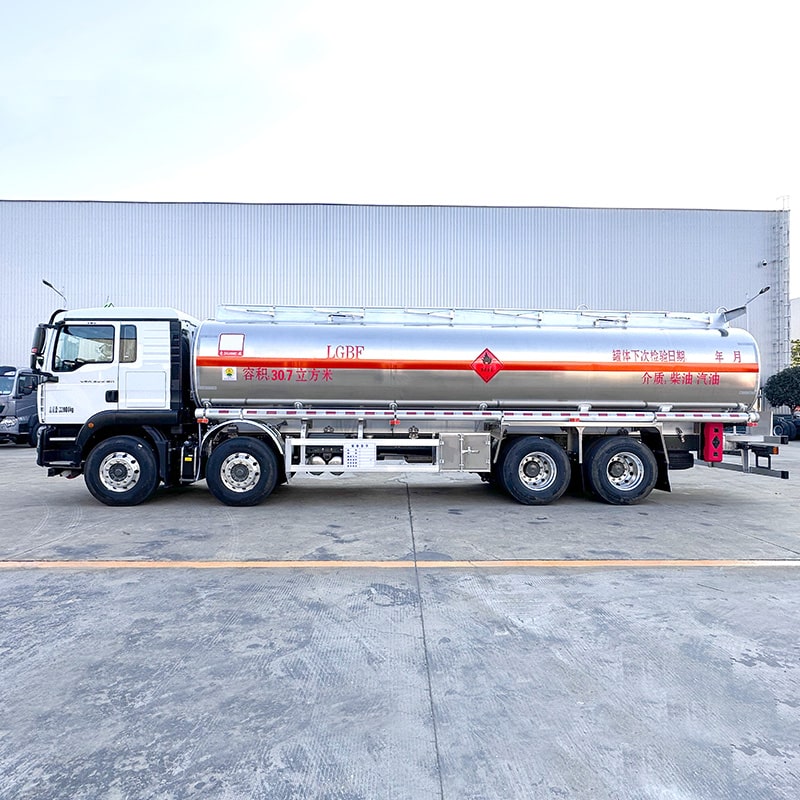 Camion de livraison de transport de carburant diesel HOWO 8*4 20cbm
