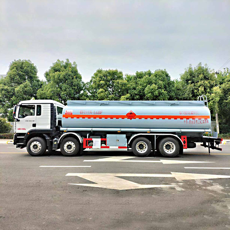 Camion de transport de liquide inflammable au kérosène SINOTRUK 8*4 24m3