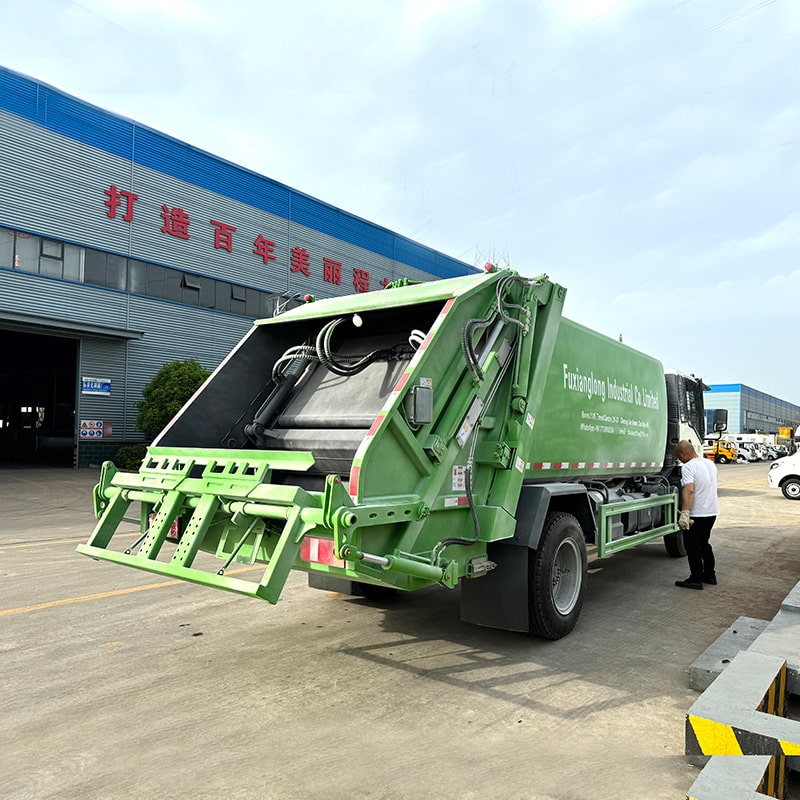 Howo 9 CBM 4x2 Small Compressing Rubbish Truck for Sale