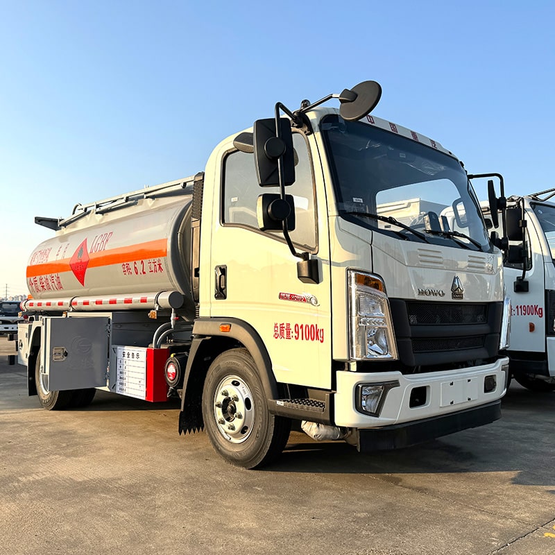 Camion-citerne à carburant diesel HOWO 4*2 de 5 tonnes