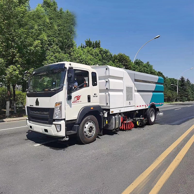 Camion balayeuse haute pression SINOTRUK 4*2 d'occasion ou neuf