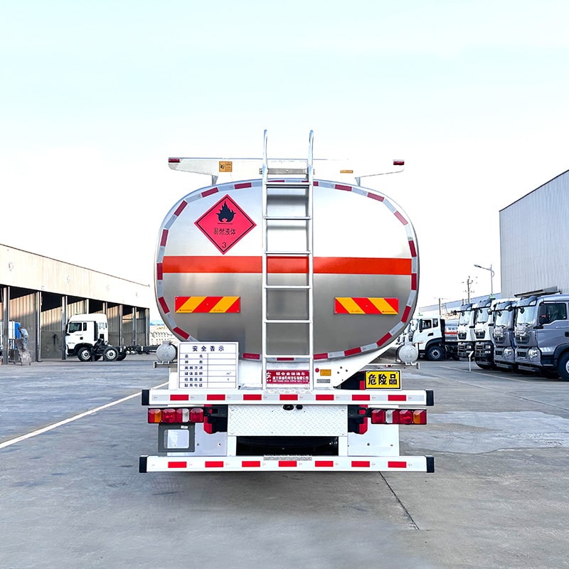 Camion de livraison de transport de carburant diesel HOWO 8*4 20cbm