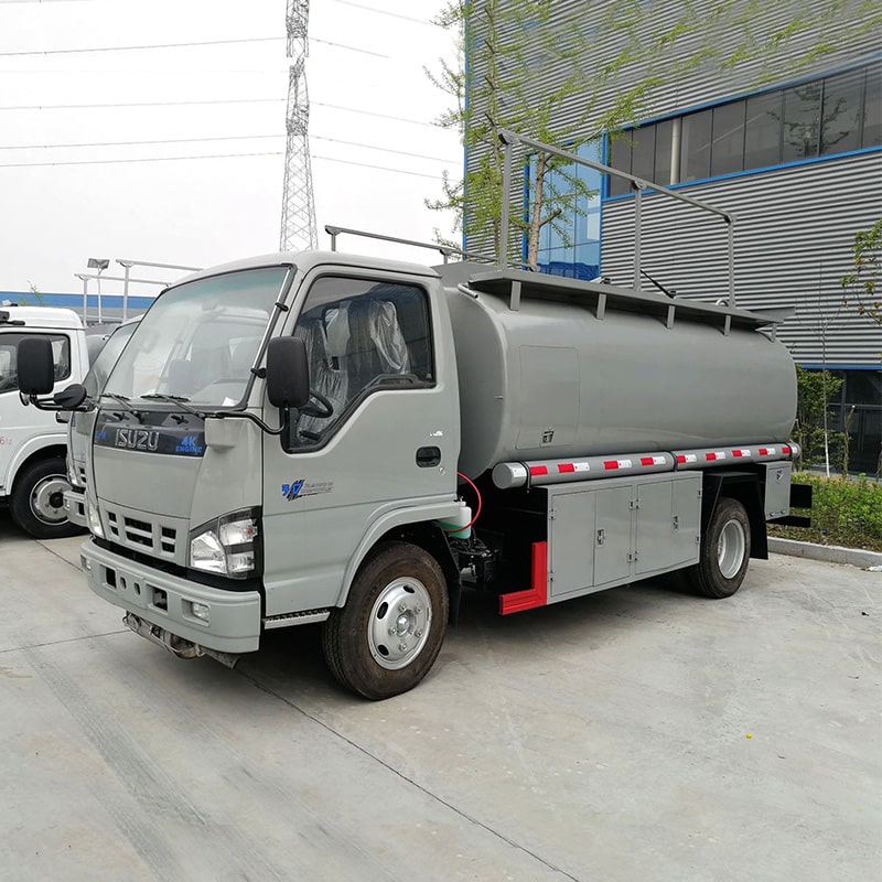 شاحنة تزويد وقود صغيرة من ماركة ISUZU 4x2 سعة 5000 لتر من اليابان