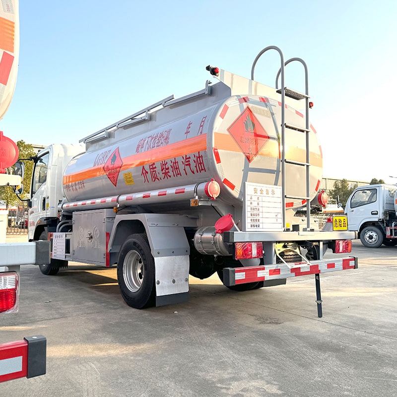 Camion-citerne à carburant diesel HOWO 4*2 de 5 tonnes
