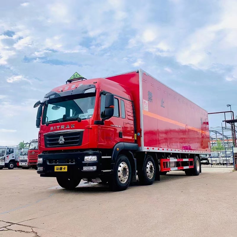 Camion fourgon pour produits chimiques dangereux SINOTRUK 6*2 à vendre