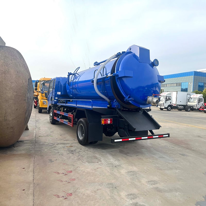 SINOTRUK 4*2 5 cubic vaccum fecal sewage suction truck